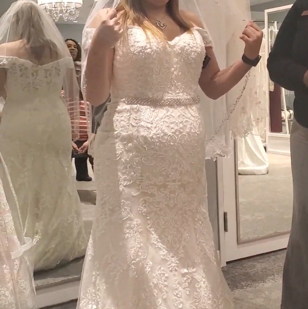 Beautiful wedding dress - Picture 2 of 5